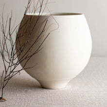 Load image into Gallery viewer, Rounded Vessel in Crystalline White Matte
